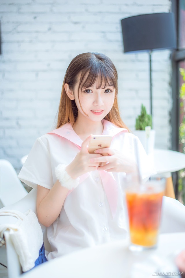 不爱的爱情，永远不会变坏。所以，我们调情，我们暧昧，却永远不要相爱。